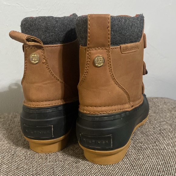 Tommy Hilfiger Women’s DuckBoot, size 6M - Picture 3 of 12